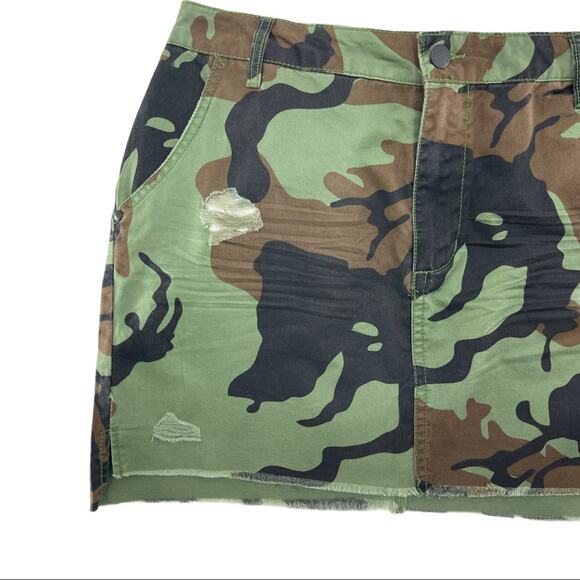 Forever 21 Women's Green Camouflage Distressed Raw Hem Camo Mini Skirt Size 28 - Picture 2 of 9